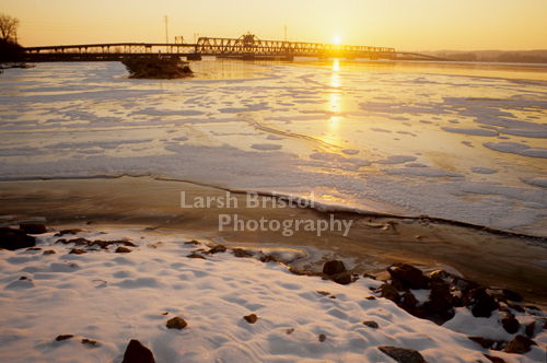 Mississippi River shoreline in Winter